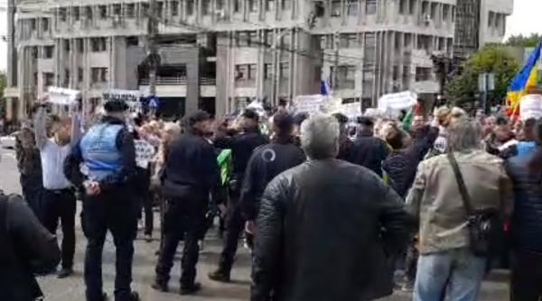 INCIDENTE la mitingul PSD de la Galați. Protestatarii, ciocniri cu cordonul de JANDARMI. Video