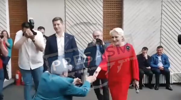 Satu Mare. Declaraţie de dragoste pentru Viorica Dăncilă. S-a ÎNCHINAT în faţa ei - VIDEO 