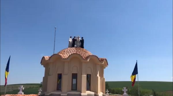Slujbă la înălţime. IPS Teodosie, filmat pe acoperişul unei biserici - VIDEO