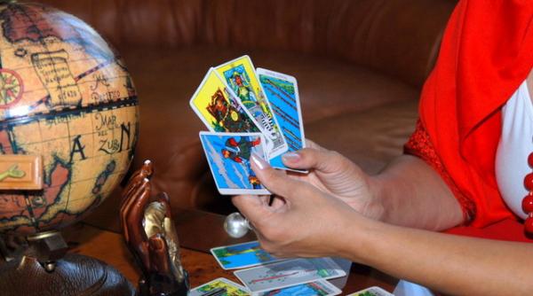 Vrăjitoarele românce, magie neagră pentru politicieni corupţi. "Vom arunca o substanţă pe Guvern"