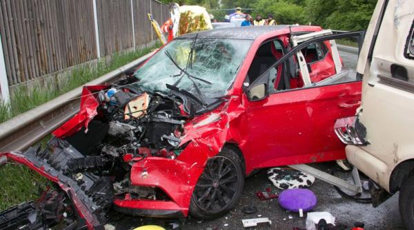 Germania. Microbuz cu români, implicat într-un accident MORTAL. Trei mașini făcute PRAF