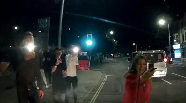 Marea Britanie. Un taximetrist ROMÂN a trecut prin SCENE de COȘMAR: „Au început să sară pe taxi și să tragă de uși” (VIDEO)