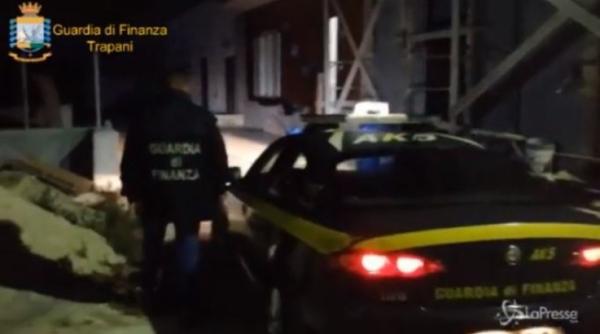 Muncitori români, exploataţi pe câmpurile din Sicilia pentru 3 euro pe oră. Erau ameninţati cu ARME