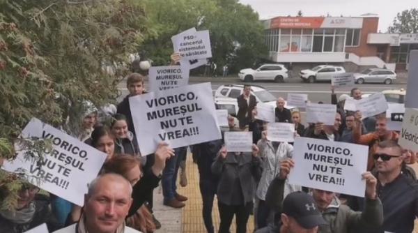 Dăncilă, așteptată de PROTESTATARI cu coroane funerare și huiduieli, în Târgu Mureș (VIDEO)