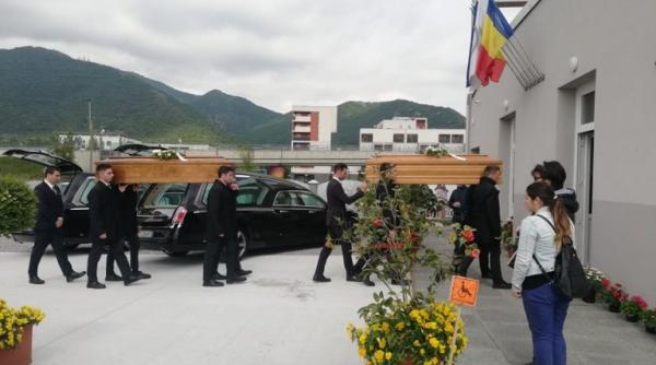 LACRIMI în Italia. Sute de oameni au participat la funeraliile românilor UCIȘI de un copac