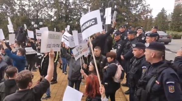 SCANDAL la PROTESTUL contra Dăncilă din Târgu Mureș. Adolescent, AMENINȚAT de jandarmi (VIDEO)