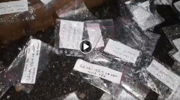 Replica zilei. Iordache s-a trezit cu pliculețe la ușă, după ce i-a făcut drogați pe manifestanții anti-PSD | VIDEO