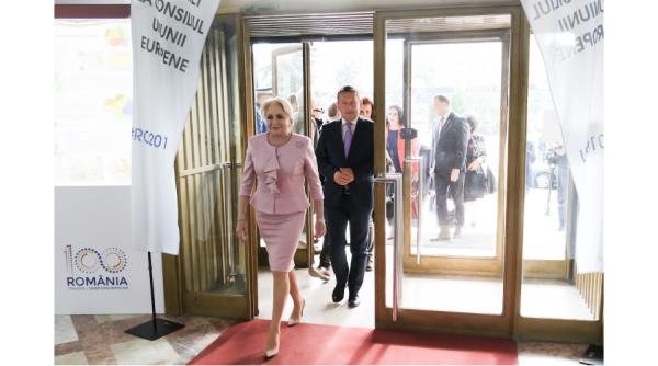 Viorica Dăncilă REACȚIONEAZĂ după ce i s-a strigat „Hoții!”: „Ești un om slab”