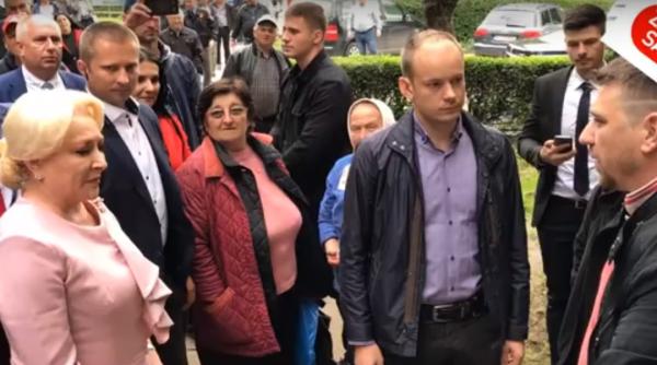 Viorica Dăncilă, huiduită de protestatari la Festivalul „Urcatul Oilor la Munte”