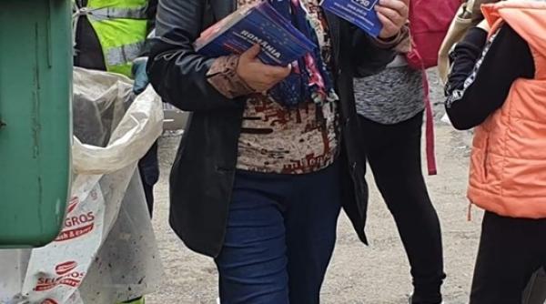 Profesoara care împărțea pliante cu PSD în curtea școlii, DATĂ AFARĂ de părinți. Prima reacție 