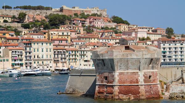 Italia. Insula unde turiştii pot primi cazare gratuită dacă vremea rea le strică vacanţa