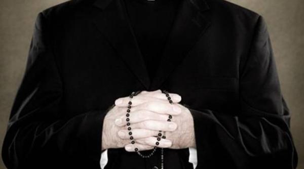 Preot din Constanţa, acuzat de pornografie infantilă. A montat camere ascuse în baia unei minore