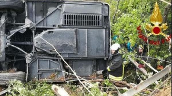 Tragedie în Italia. Un autocar cu peste 60 de pasageri s-a răsturnat. Un mort şi zeci de răniţi - FOTO