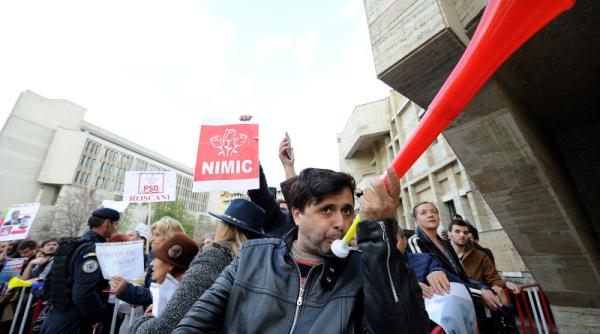 Situație hilară la Iași. Liderii PSD s-au REFUGIAT în sediul PNL, pentru că erau HUIDUIȚI pe stradă