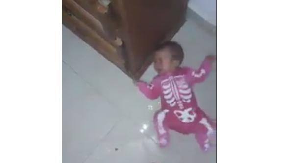 Imagini TERIBILE. O mamă toarnă APĂ pe copilul ÎNTINS pe gresie. Voia să se răzbune pe tatăl bebelușului (VIDEO)