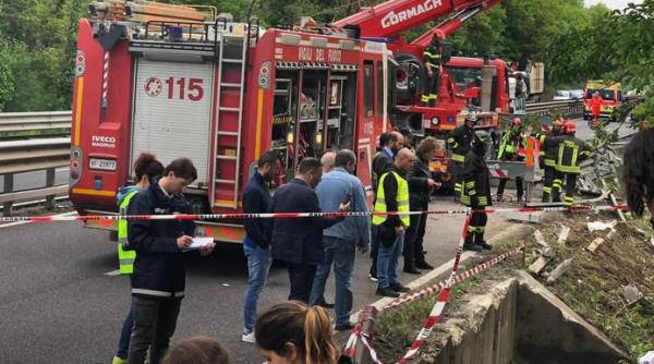 Italia. În AUTOCARUL cu peste 60 de pasageri care s-a RĂSTURNAT sunt și ROMÂNI. Un MORT, 12 răniți