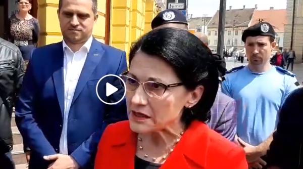 VIDEO | Andronescu, ASALTATĂ de protestatari: "Mai există în vreo țară din UE copii care mor în rahat?"