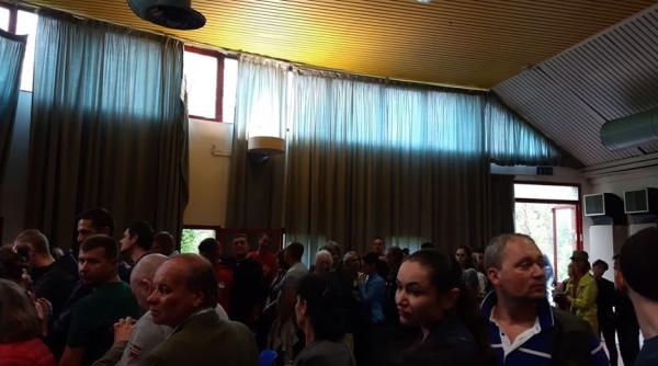 Aglomeraţie sufocantă în secţia de votare din Rimini, Italia