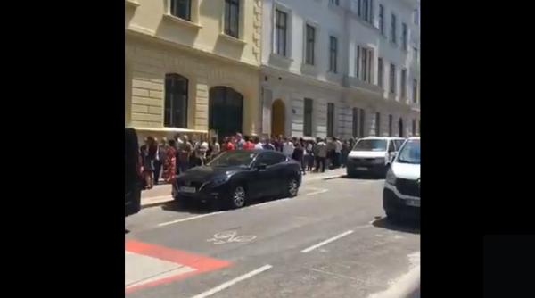 Austria. Sute de ROMÂNI cu COPII stau la COZI înfiorătoare pentru a VOTA (VIDEO)