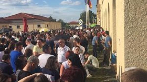 Echipaje de la Crucea Roşie la secţia de votare din Neustadt, Germania - VIDEO