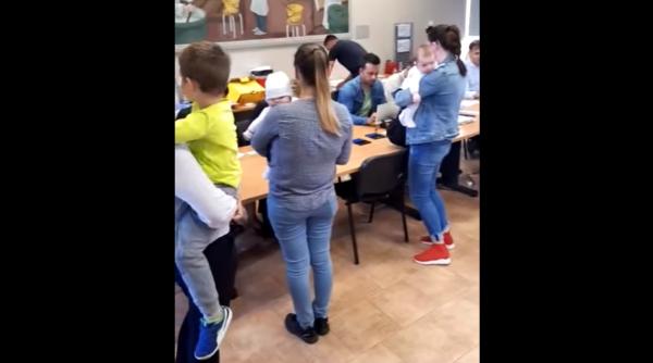 Italia. Imagini INCREDIBILE. Femeile așteaptă cu copiii în brațe să intre la vot