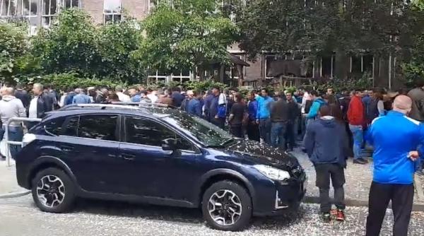 Olanda. ROMÂNII stau la o COADĂ URIAȘĂ pentru a VOTA. RĂSUNĂ imnul ROMÂNIEI (VIDEO)