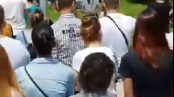 Românii așteaptă la o coadă URIAȘĂ să voteze în Germania, lângă Karlsruhe | VIDEO