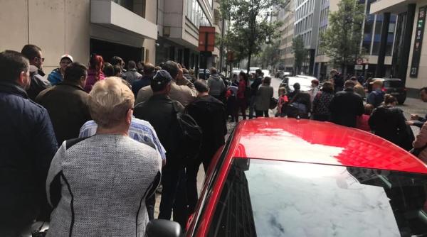 Românii din Bruxelles fac COADĂ URIAȘĂ pentru a vota. Galerie Foto