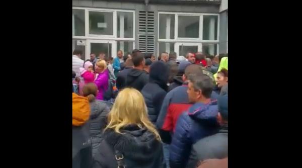 Germania. ROMÂNII scandează în fața secției de vot: „Mai sunt o mie de oameni”