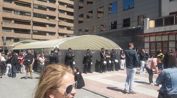 Zaragoza: Proteste după ce buletinele de vot s-au terminat. A venit şi poliţia la faţa locului