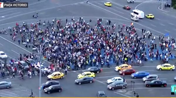 Protest în Piața Victoriei. Sute de ROMÂNI cer DEMISIA Guvernului 
