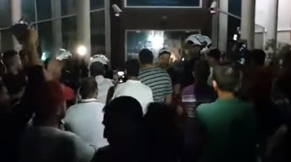 Diaspora a VOTAT! Sute de români au făcut SCANDAL în Cipru, după ce Ambasada le-a închis ușa în nas | VIDEO