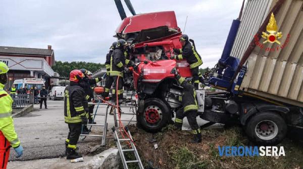 Italia. Șofer român de TIR, STRIVIT în cabină. Pompierii s-au chinuit 3 ore să-l scoată | FOTO