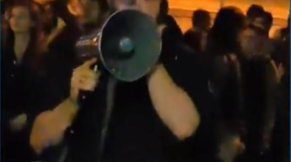 Momente EMOȚIONANTE. Un polițist din Munchen începe să plângă. Românii îi mulțumesc pentru ajutor (VIDEO)