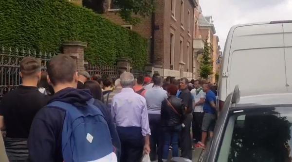 Marea Britanie. Englezii, nervoși pe ROMÂNII care au făcut cozi la vot: „Să VOTEZE la ei în țară”