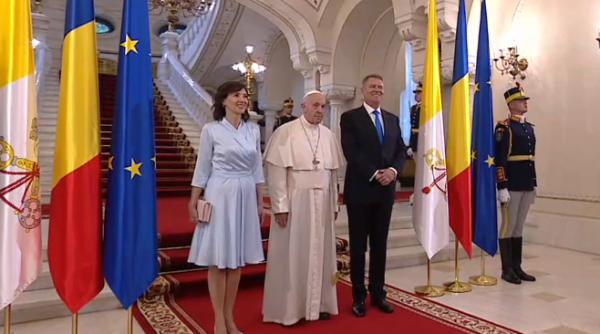 Cine este designerul care a îmbrăcat-o pe Carmen Iohannis la întâlnirea cu Papa Francisc