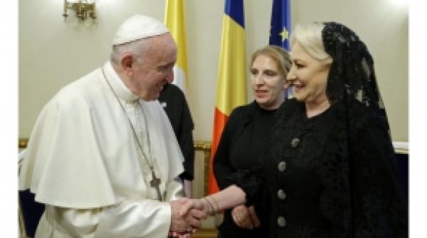  Viorica Dăncilă s-a întâlnit cu Papa Francisc. Ce cadou i-a făcut