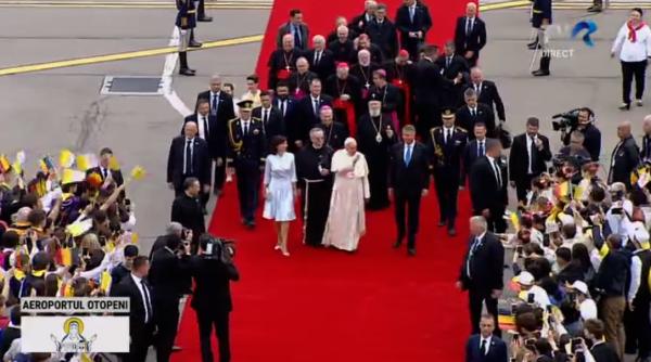 Președintele Iohannis, către Papa Francisc: E o mare plăcere pentru noi să vă salutăm pe pământ românesc