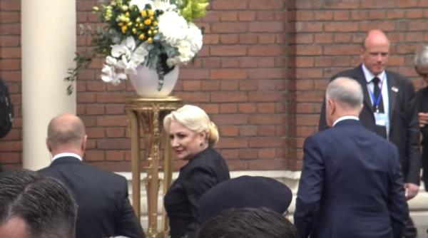 Viorica Dăncilă, HUIDUITĂ de pelerinii veniți să-l vadă pe Papa Francisc (VIDEO)