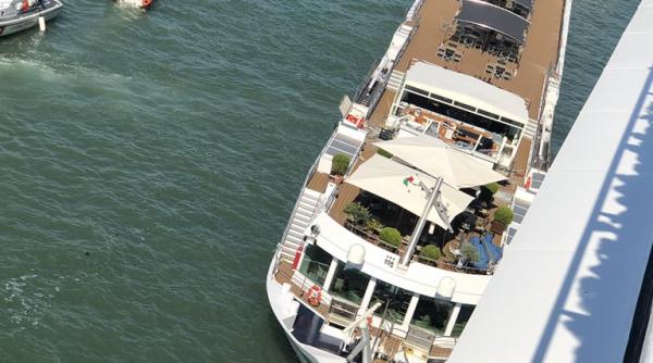 Imagini înfiorătoare în Veneţia. Turişti LOVIŢI de o navă scăpată de sub control. Patru oameni răniţi
