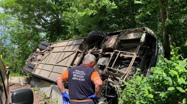 Planul ROŞU, activat în judeţul Braşov. Un autocar cu 30 de copii s-a răsturnat