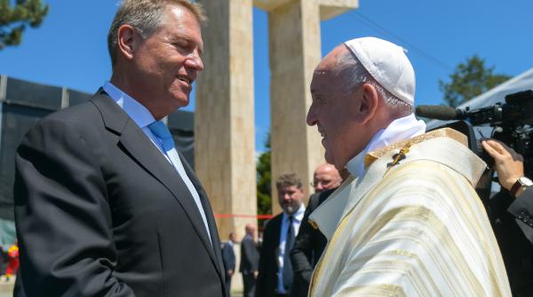 Vizita Papei Francisc în România s-a încheiat. Klaus Iohannis şi-a luat rămas bun de la Suveranul Pontif