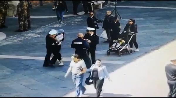 Italia. ROMÂNCĂ, filmată în timp ce a ÎNJUNGHIAT un CĂPITAN pe stradă. A început să strige că este ofițer al Armatei Ruse (VIDEO)