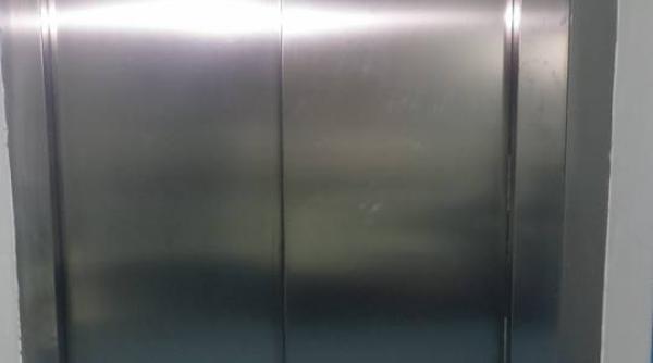 Șase polițiști, blocați în lift. Cabina a CĂZUT în gol