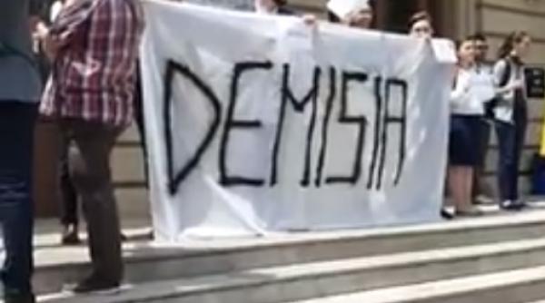 Studenții au ieșit în STRADĂ. I se cere DEMISIA lui Tudorel Toader (VIDEO)