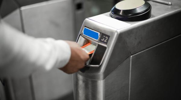 Marea Britanie. Mai mulți ROMÂNII au construit o REȚEA care FALSIFICA bilete de călătorie, la Londra