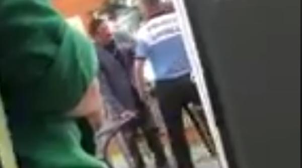 Timiș. Polițist local, filmat în timp ce lovește un cerșetor | VIDEO