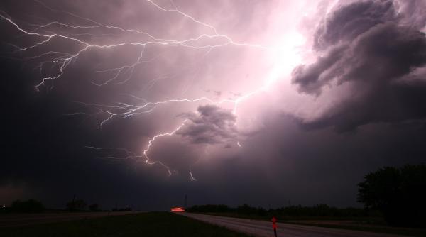 Ploi și vijelii în aproape toată țara. Prognoza meteo pentru luni și marți