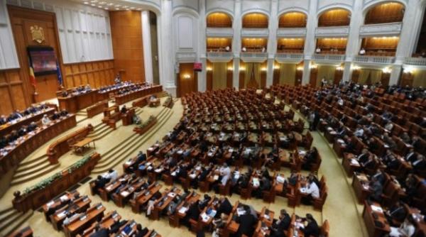 Lege nouă adoptată de Camera Deputaţilor: Guvernul va putea emite ordonanţe în vacanţa parlamentară