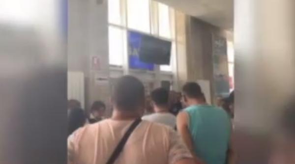 Cursă cu ROMÂNI care pleacă în Londra, AMÂNATĂ 16 ore: „Erau oameni cu copii, cereau 20 lei pe lapte”